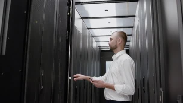 Man open server rack en het controleren van datacenter Slow Motion — Stockvideo