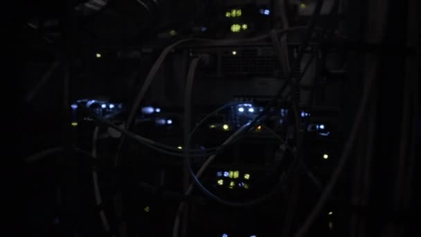 Werkende servers in modern datacenter close-up — Stockvideo