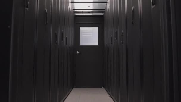 Corridor in serverruimte van datacenter met digitale cloudopslag — Stockvideo