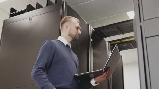 IT-Ingenieur arbeitet mit Server-Rack und unterstützt Rechenzentrumssystem — Stockvideo