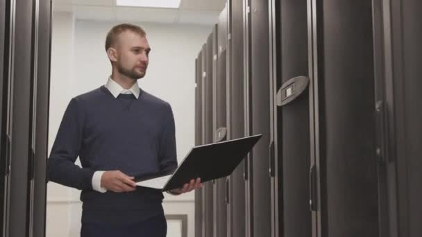 Uomo serio che lavora nella sala server del data center — Video Stock