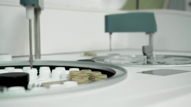 Biochemiczne badanie krwi laboratoryjnej poprzez obracanie robota wirówki — Wideo stockowe