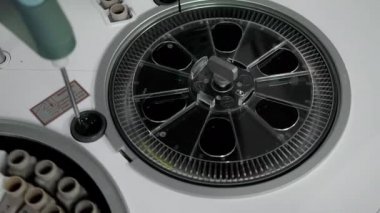 Otomatik robot damlalık santrifüj kan tüpü içine serum koymak