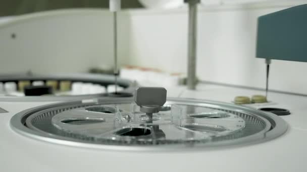 现代自动化机器人在实验室中研究生化血液测试 — 图库视频影像