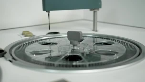 Laboratóriumi kémcsöveket ellenőrző automatizált spektrográfanalizátor — Stock videók