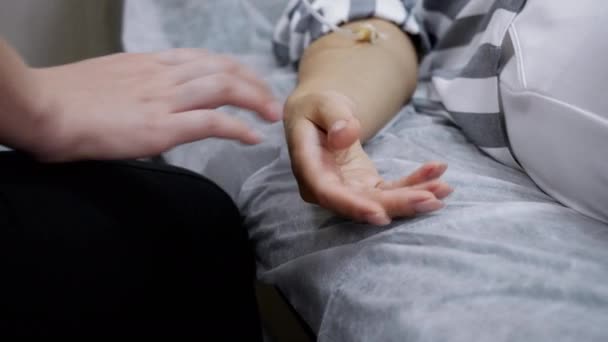 Apoyo de las mujeres toman las manos con catéter en terapia en la sala de la clínica, las manos de cerca . — Vídeos de Stock