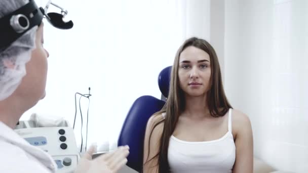Портрет пацієнта молодої жінки відвідує лікаря і слухає діагностику в клініці . — стокове відео
