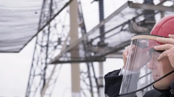 Retrato del trabajador en uniforme caliente en la planta de energía eléctrica en la calle . — Vídeos de Stock