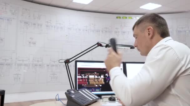 Manager van spoorwegnet in Control Center kamer van treinen maakt papierwerk. — Stockvideo