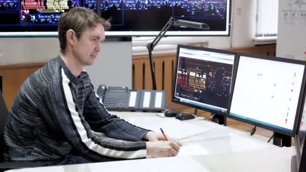 Адміністратор системи людини на виробництві та складальних лініях працює комп'ютерний офіс — стокове відео