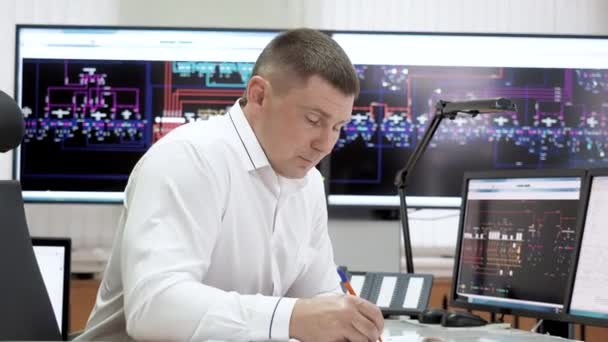 Homem trabalhador de escritório está trabalhando na sala do centro de controle da central elétrica . — Vídeo de Stock