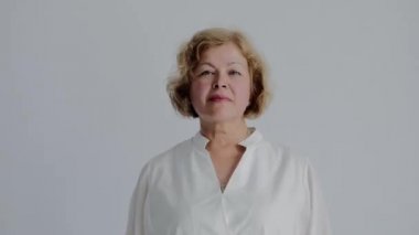 Kameraya Doğrudan Bakan Beyaz Kadın 'ın Portresi.