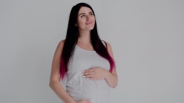 Brunette Femme enceinte en chemise grise Poses. Mère touche le ventre . — Video