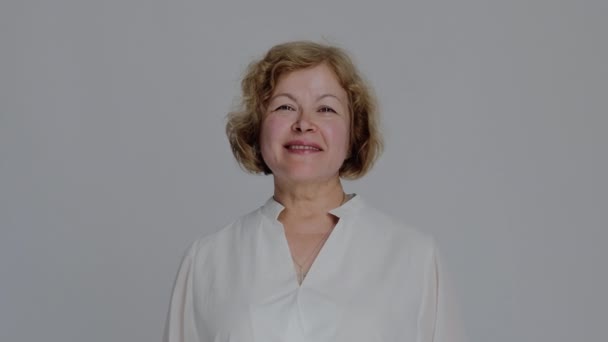 Portrait of the Senior Caucasian Woman Looking Straight to the Camera. — Stock Video