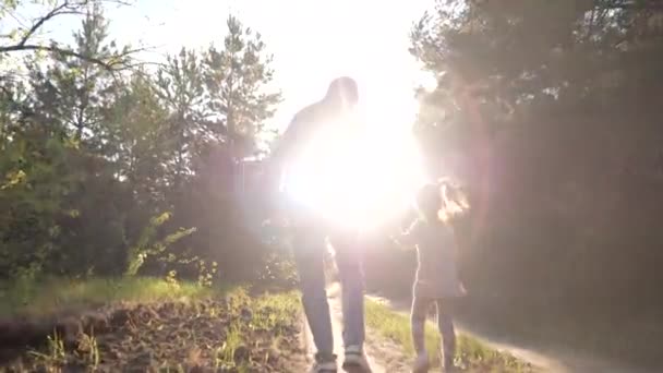 Alter glücklicher Opa, kleine lustige Enkelin, die gemeinsam auf Waldweg geht — Stockvideo