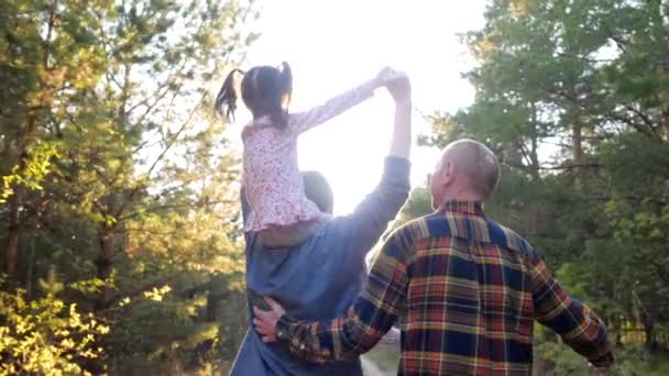 Glückliche Familie spielt Flugzeugspiel zusammen, Mutter Tochter Großvater geht im Wald spazieren — Stockvideo