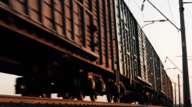 Yük treni, yük vagonları, demiryolu lojistiği, mal taşımacılığı.