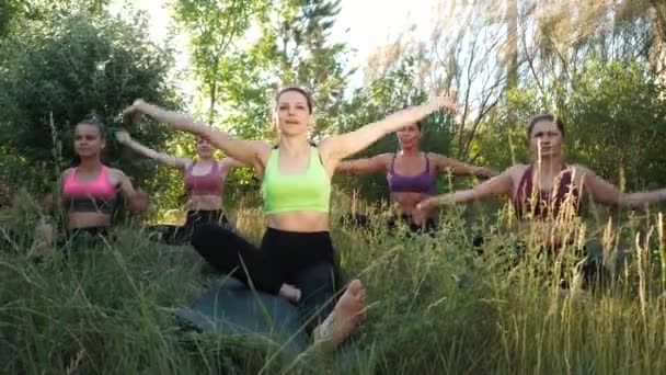 Bir grup kadın vücudu birlikte esneme egzersizleri, fitness yoga dersleri yapıyor. — Stok video