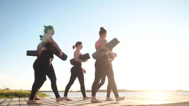 Група щасливих жінок разом йде на фітнес-тренування, готові до спорту на відкритому повітрі — стокове відео