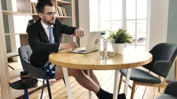 Homme d'affaires freelance télétravail pour ordinateur portable dans le bureau à domicile confortable moderne — Video