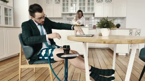 Relaxe em casa homem de negócios fala usando laptop para trabalho remoto durante a vida real esposa — Vídeo de Stock