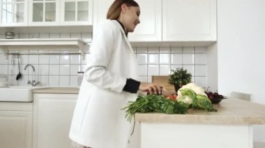 Olumlu bağımsız kız, modern uzaktan kumandalı ev işleri iş konuşması iş bilgisayarı kullanımı.