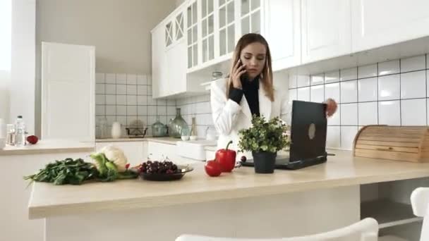 Grave ocupado menina freelancer falar telefone, trabalho em casa de negócios remoto usando laptop — Vídeo de Stock