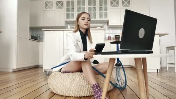 Ocupado fleerancer menina séria usando laptop remoto trabalho moderno em casa confortável — Vídeo de Stock