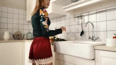 Ciddi meşgul kız serbest cevap önemli çağrı uzaktan iş ev dizüstü bilgisayar kullanarak