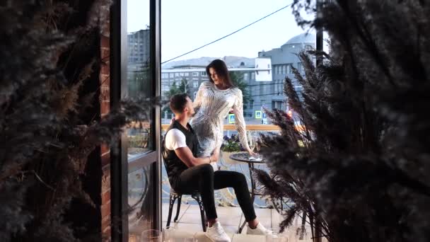 Romántico feliz joven pareja disfrutando de la cena fecha, amor abrazo en restaurante balcón — Vídeo de stock