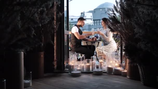 Romantikus vacsora, fiatal pár esti időpontja, ünnepség az étterem erkélyén — Stock videók