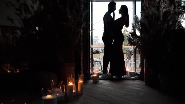 Romantikus szerelem dátum fiatal szexi pár ölelés szenvedély vágy étterem erkélyén — Stock videók