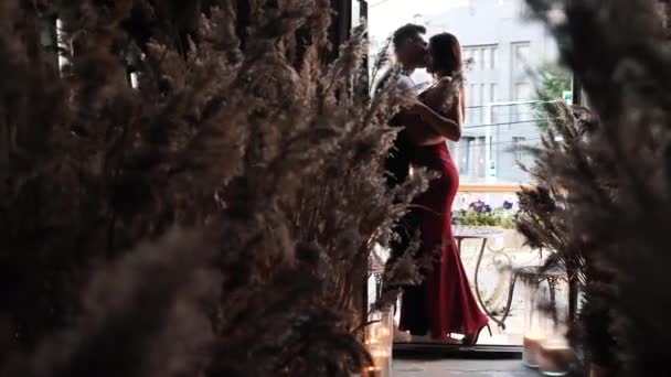 亲密的拥抱，情侣在爱情约会、餐厅阳台上的激情渴望 — 图库视频影像