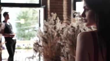 Seksi yakınlık, romantik buluşmada çiftlerin aşk duyguları, akşam yemeği.