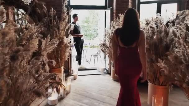 Sexy romantische avond vergadering, passie aanhankelijk paar op restaurant balkon — Stockvideo