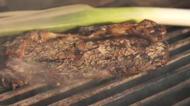 Pörkölés ízletes hús steak, főzés finom barbecue forró étel recept — Stock videók
