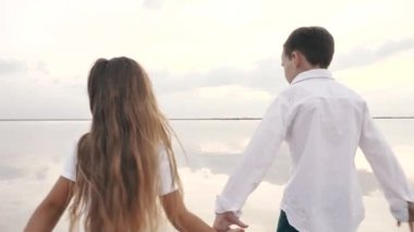 Mutlu aktif aile birlikte koşuyor, el ele tutuşuyor, eğlenceli yaz tatili eğlencesi.