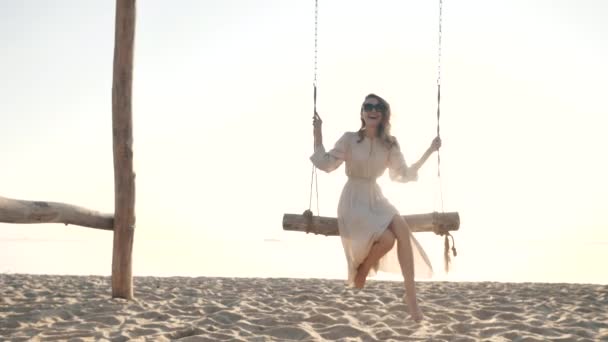 Šťastná mladá dívka houpačka na houpačce, užijte si krásné zábavy klidné léto klidné moře relaxovat — Stock video