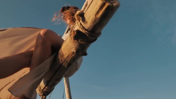 Jong mooi gelukkig dromerig meisje zwaaien op schommels, genieten zorgeloos ontspannen bij zonsondergang — Stockvideo