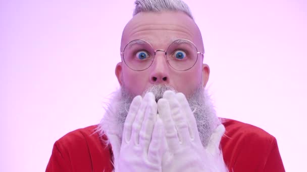 Σοκαρισμένος έκπληκτος Άγιος Βασίλης, έκπληκτος συναισθήματα, έκφραση πρόσωπο για τις διακοπές της Πρωτοχρονιάς — Αρχείο Βίντεο