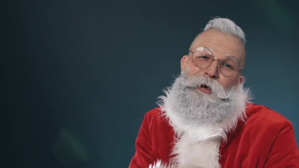 Feliz sorriso Santa saudação, espírito de neve mágico, Ano Novo, feriados de Natal — Vídeo de Stock