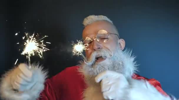 Fröhlicher Weihnachtsmann singt Lied, tanzt zu Neujahr, Weihnachtsfeier — Stockvideo