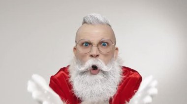 Kızgın Noel Baba bağırıyor, bağırıyor, agresif duygular, öfkeli ifade