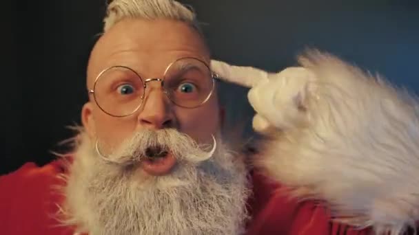 Θυμωμένος τρελός Άγιος Βασίλης ουρλιάζουν, ορκίζονται για κακή συμπεριφορά, επιθετική έξαλλος συναίσθημα — Αρχείο Βίντεο
