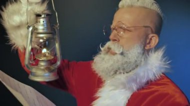 Komik Noel Baba sihirli dilek listesi okur, bayram hediyesi hazırlamak için mektup.