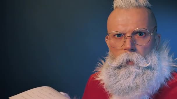 Überraschter Weihnachtsmann liest Wunschbrief, Geschenkliste vor Weihnachten, Neujahr — Stockvideo