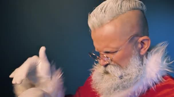 Diversão feliz Papai Noel ler lista de desejos, preparando presentes, Ano Novo mágico, Natal — Vídeo de Stock