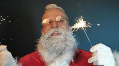 Mutlu Noel Baba dansı, sihirli maytaplar, eğlenceli müzik yeni yıl arifesi tatili