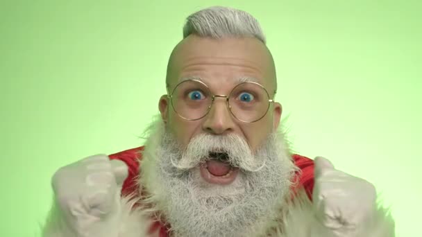 Uimitor șoc de entuziasmat surprins Moș Crăciun țipa, fericit câștig emoție, reacție față — Videoclip de stoc