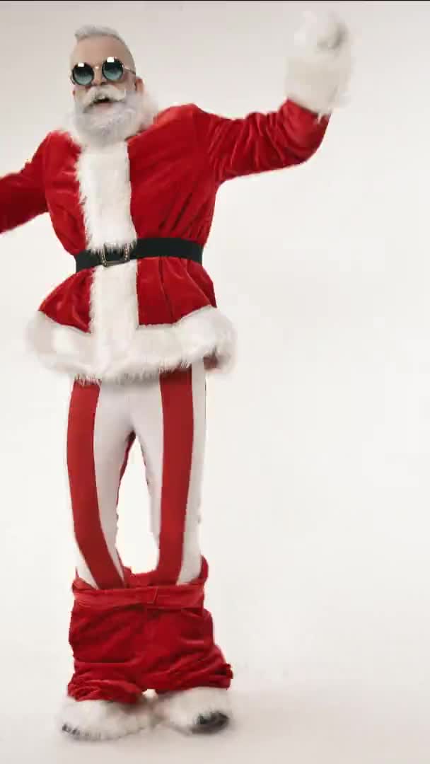 Energisk dans till aktiv musik av kul Santa, glad semester nyår, jul — Stockvideo